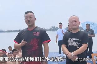 砍下41分受热捧！浓眉离场时与球迷击掌 并扔出发带“宠粉”